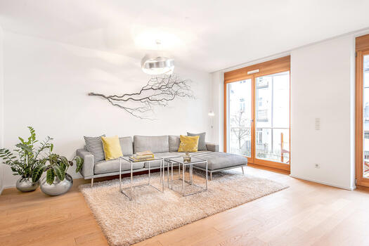 Offenes Wohnzimmer mit Balkonzugang