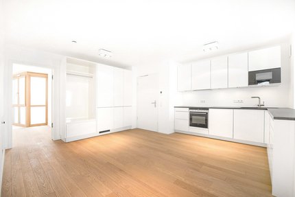 Schreinereinbauküche mit Garderobeneinbauschrank