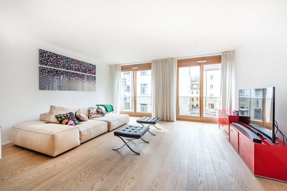 Lichterfüllter Wohnbereich mit Balkonzugang