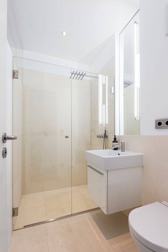 Badezimmer mit Walk-in Dusche