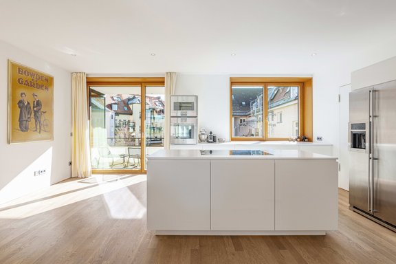 Küche mit Zugang zum Balkon