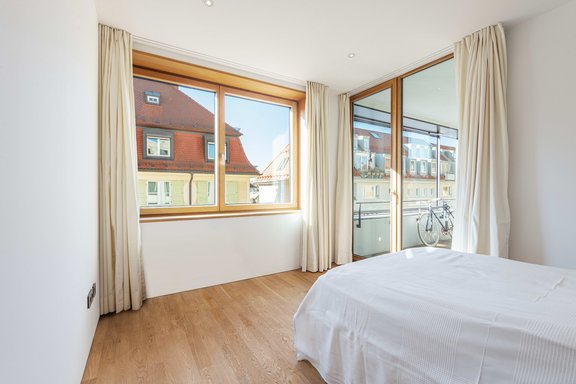 Schlafzimmer mit Loggia-Zugang