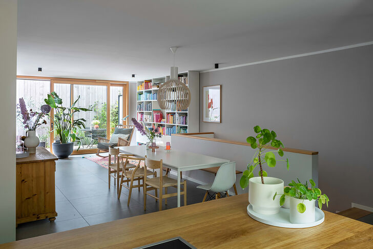 Essbereich mit Blick zur Terrasse