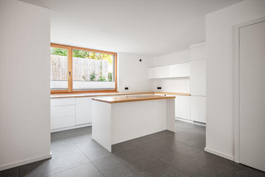 Fitted kitchen with cooking island