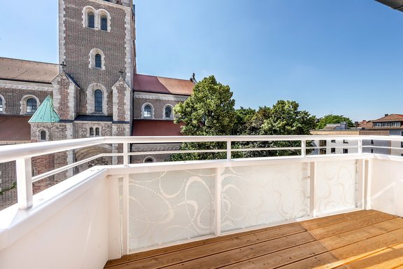 Balkon mit seitlichem Blick auf die Isar