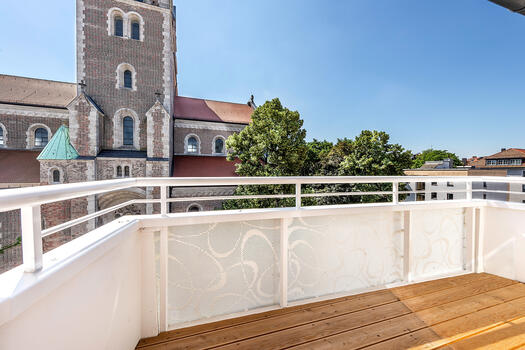 Balkon mit seitlichem Blick auf die Isar
