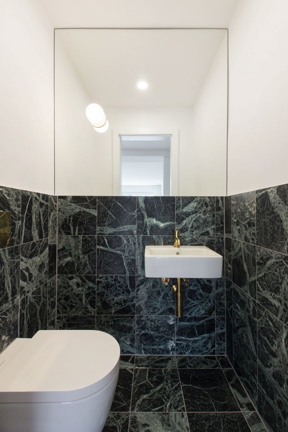 WC mit Barcelona verde Marmor