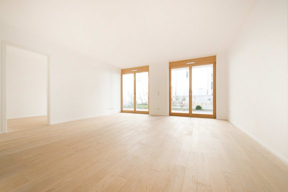 Wohnzimmer mit Zugang zur Terrasse