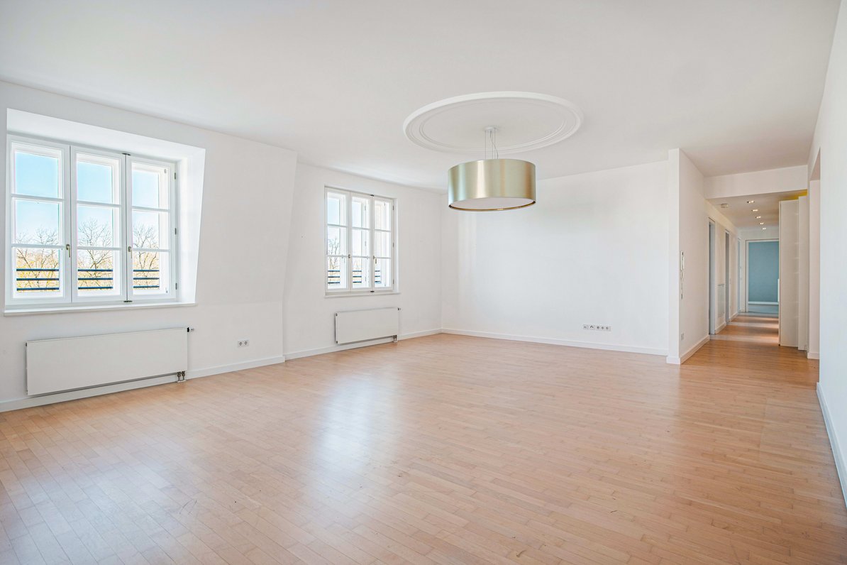 Spacious dining/living area