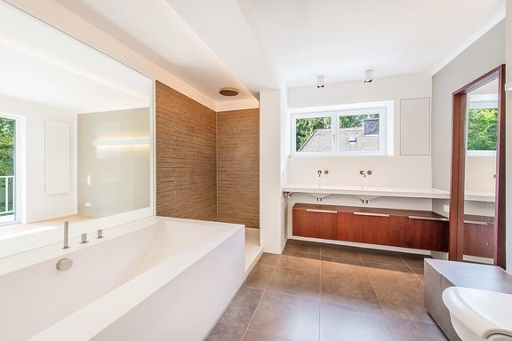 Masterbad mit Verglasung zum Schlafzimmer