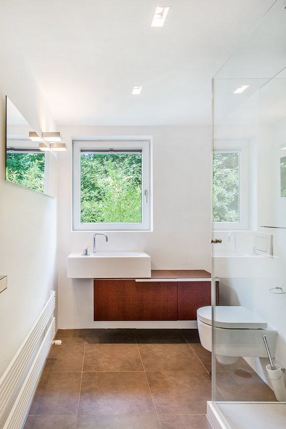 Elegantes Duschbad mit Fenster