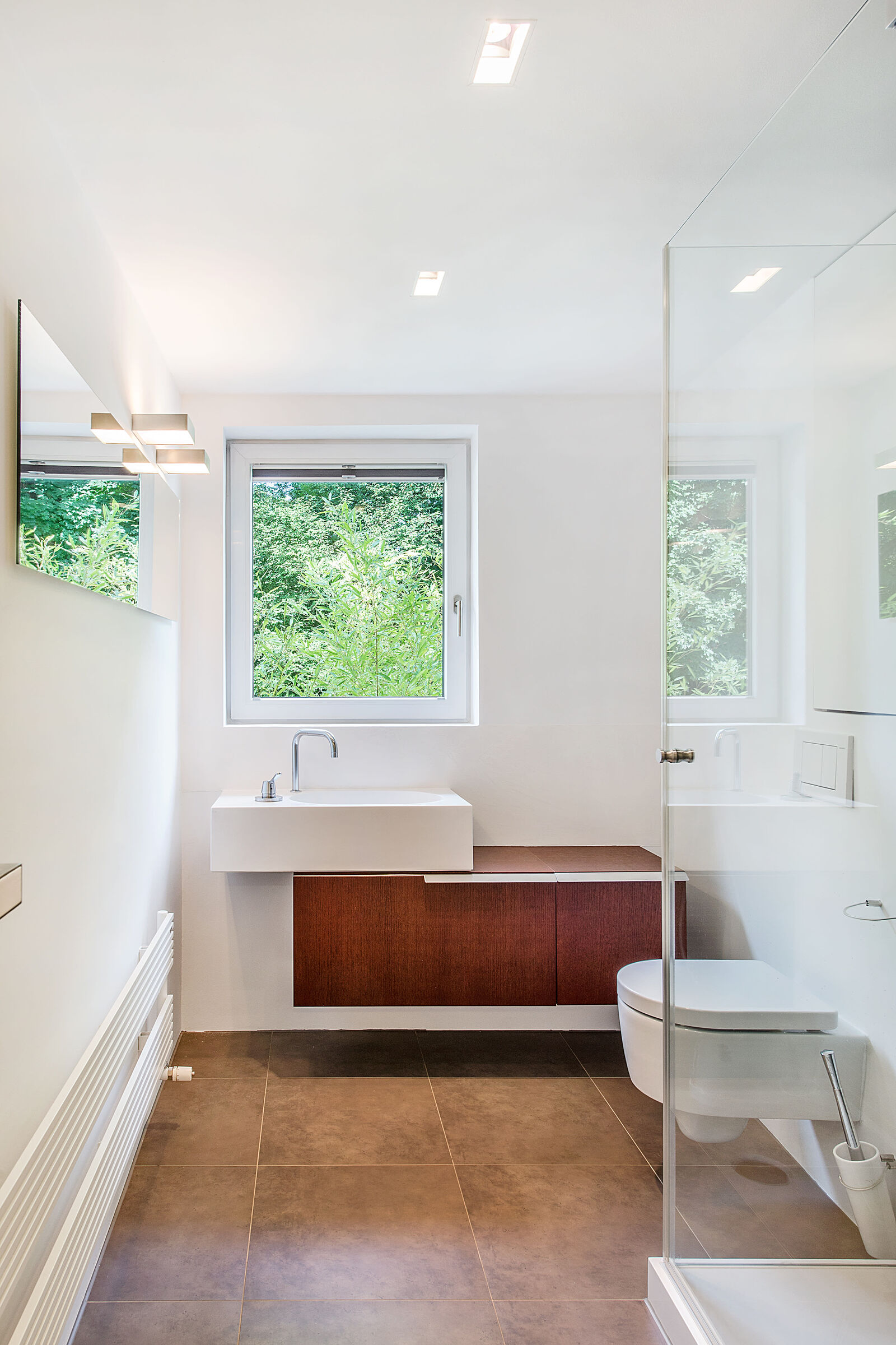 Elegantes Duschbad mit Fenster