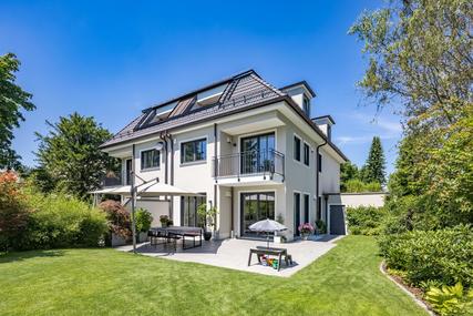 Stylische, absolut neuwertige Haushälfte von 2017 mit Garten