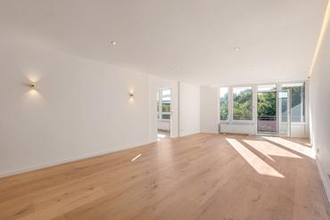 Stylische Eleganz meets Park-Ambiente: Neugestaltete 3-Zimmer-Wohnung mit Balkon