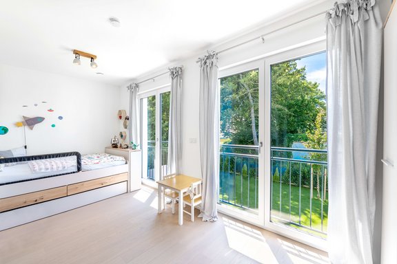 Kinderzimmer mit Gartenblick