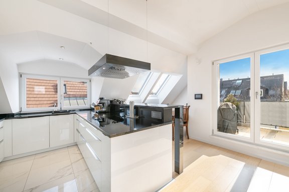 Häcker-Küche mit Bar