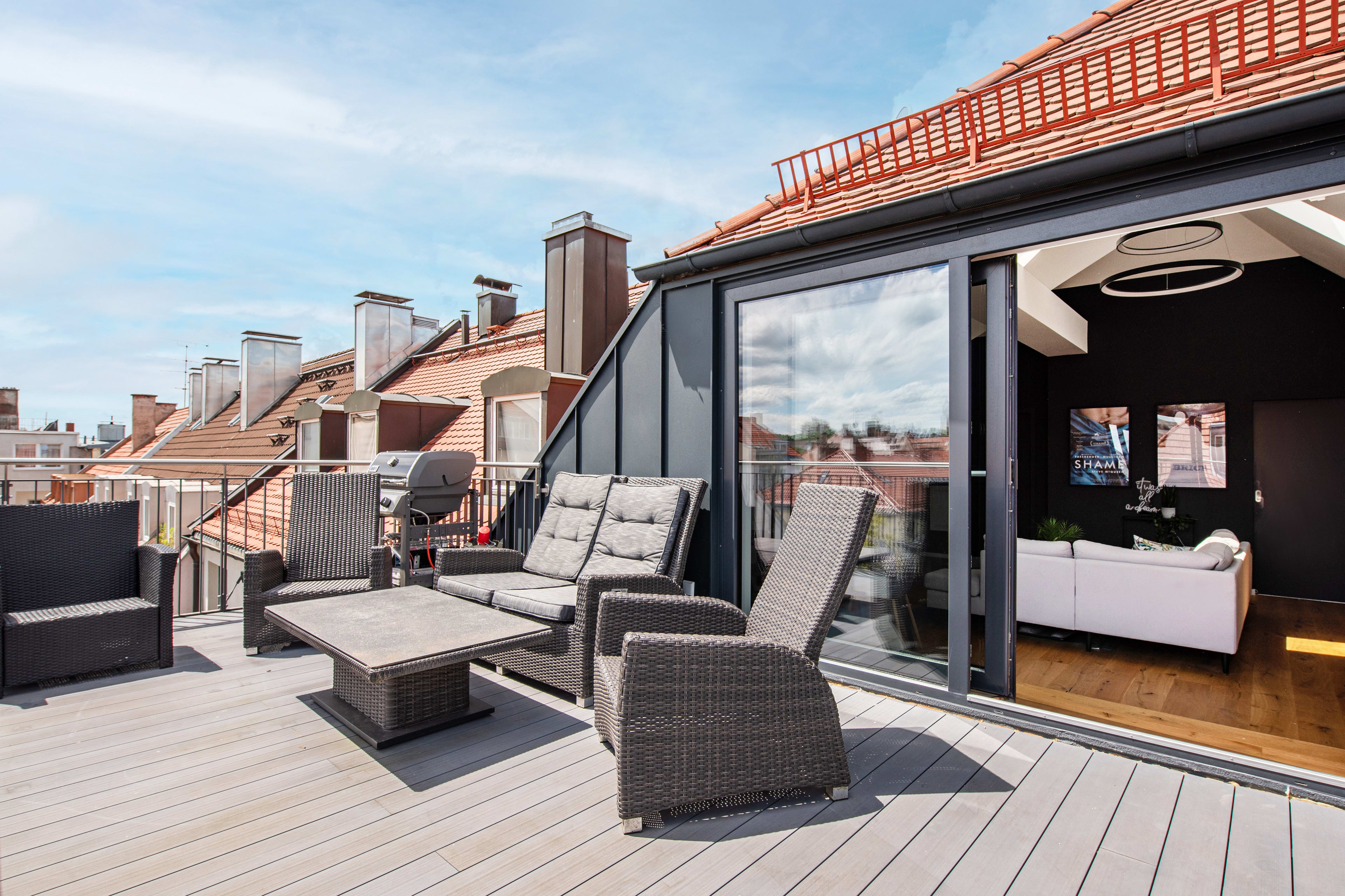 Stylisches Design: Soeben sanierte 2-Zimmer-Wohnung mit großer Dachterrasse