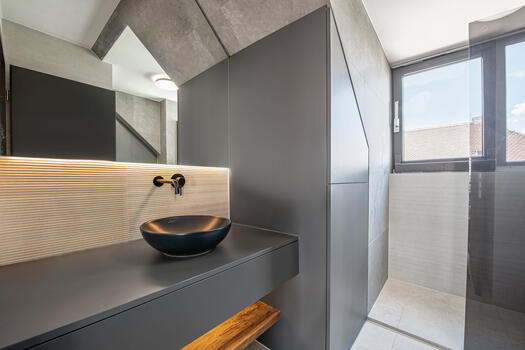 Elegant bathroom design with fixtures