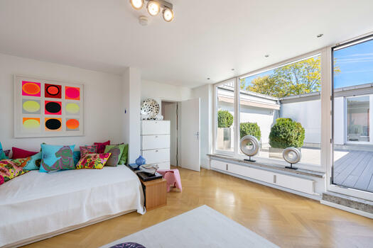 Guest room with atrium access