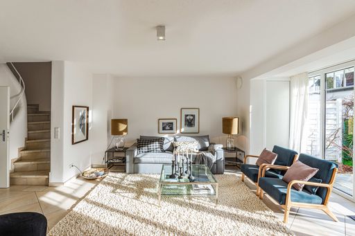 Objektvideo ansehen: Stylisches Stadthaus mit attraktiver, tagheller Office/Gästefläche im Souterrain