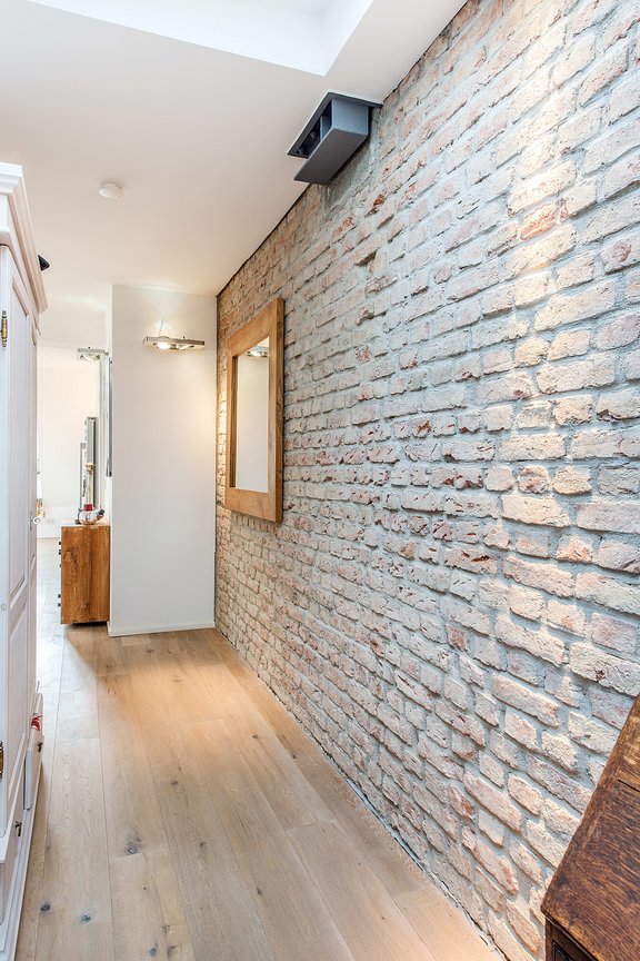 Flur mit historischem Ziegel-Sichtmauerwerk