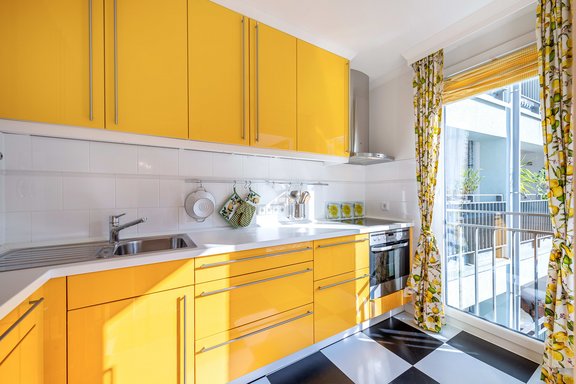 Küche mit Zugang zur Loggia