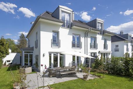 Stylishe, neuwertige Doppelhaushälfte mit Top-Ausstattung und zauberhaftem Südwest-Garten