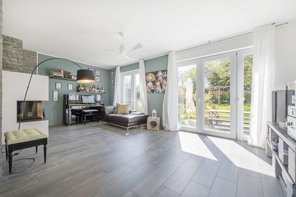 Lichter Wohnbereich mit Kamin