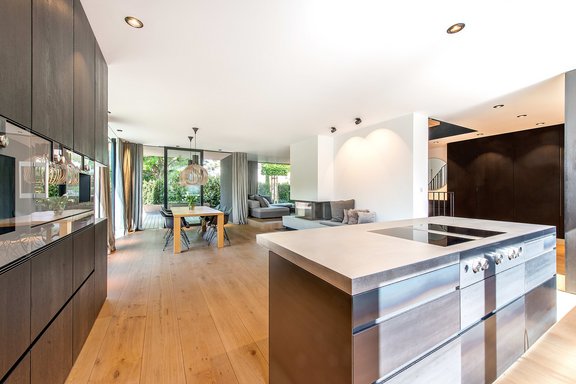 Living / dining area with kitchen block