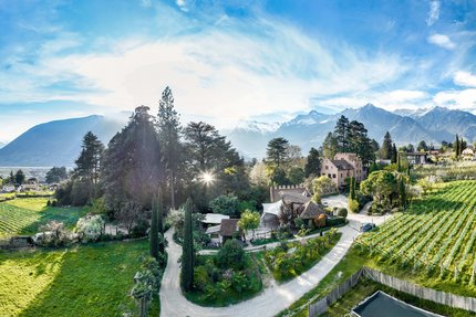 Nebengebäude und Gärten