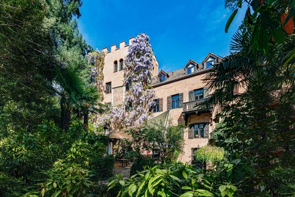Hauptgebäude mit Turm