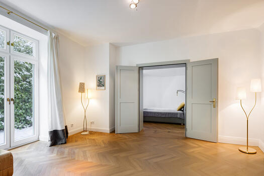 Wohnzimmer mit Flügeltüren