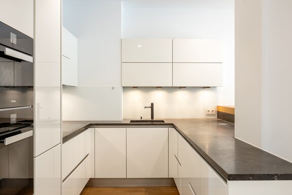 Moderne Einbauküche mit Esstheke