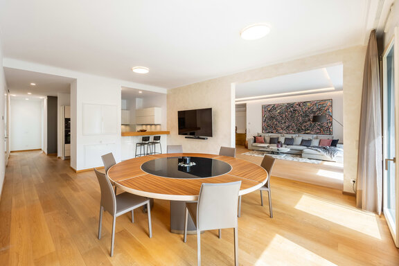 Spacious living/dining and kitchen area