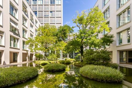 „The Seven Atrium“: Luxuriöses Stadtdomizil mit 2 Balkonen, Concierge, SPA und 2 TG-Stellplätzen
