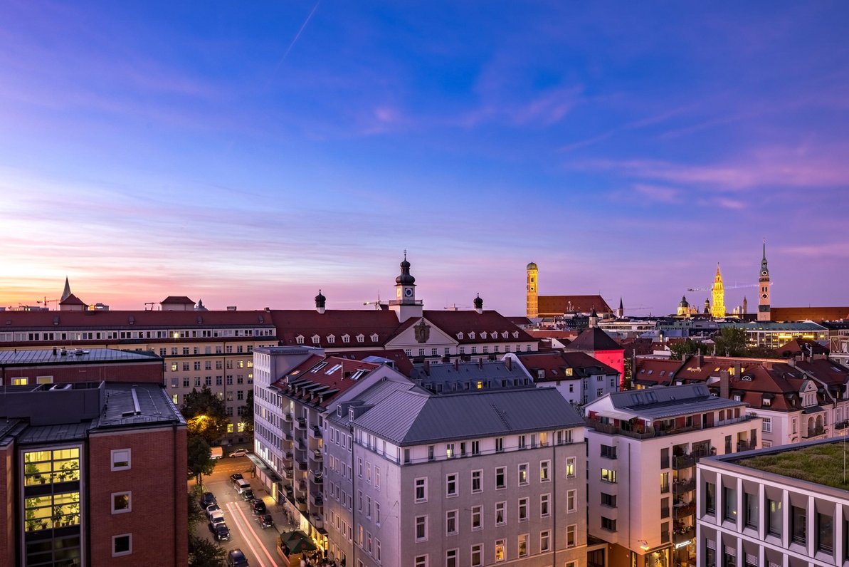 Abendlicher Skyline-Blick