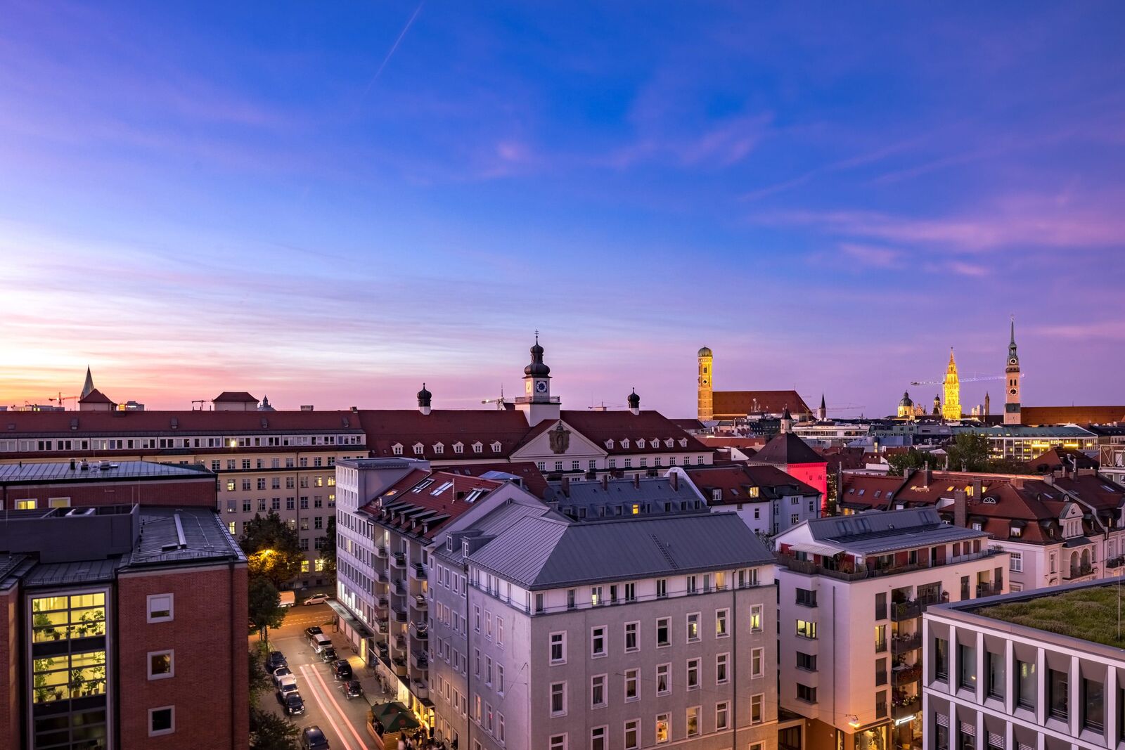 Abendlicher Skyline-Blick