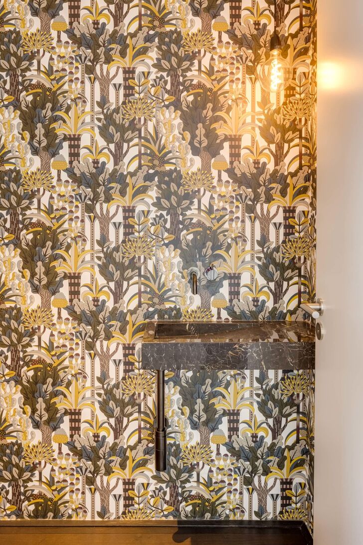 Gäste-WC mit Hermès-Tapete