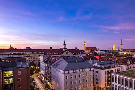 Abendlicher Skyline-Blick