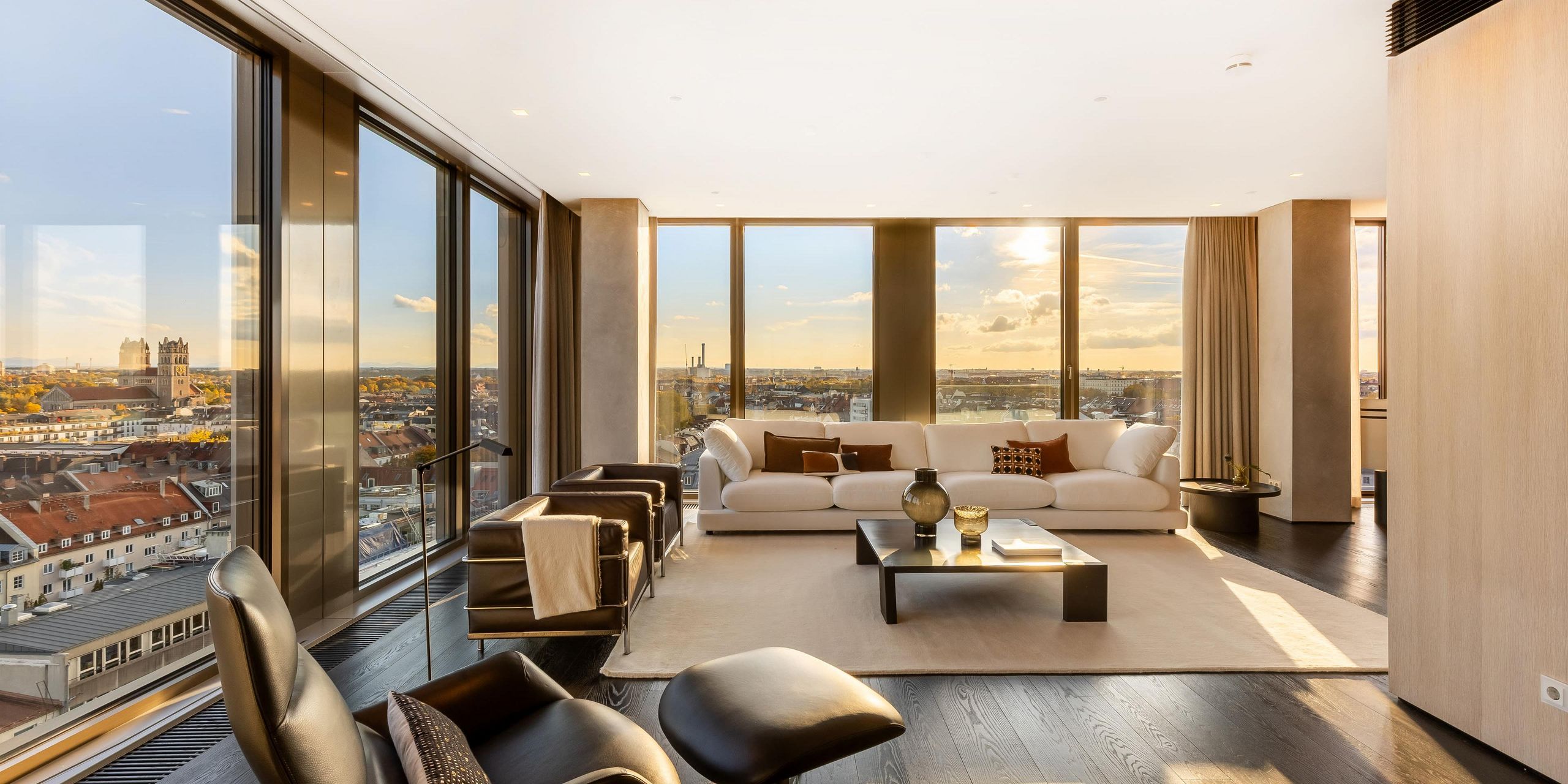 The View: Luxuriöses Penthouse mit einmaligem 360°-Panorama, Concierge und Spa im "SEVEN"