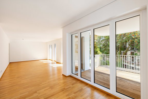 Floor-to-ceiling windows for optimum light incidence