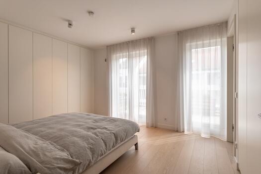 Masterschlafzimmer mit hochwertigen Schreinereinbauten