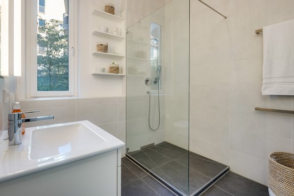 Modernes Masterduschbad