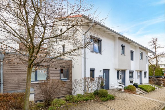 Geräumiges Eckhaus mit Anbau