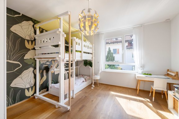 Kinderzimmer mit Gartenblick