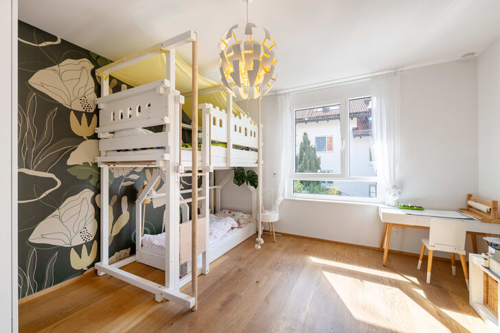Kinderzimmer mit Gartenblick