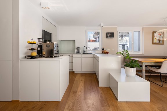 Weiße Leicht-Einbauküche