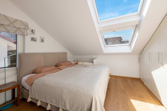 Schlafzimmer mit Einbauten