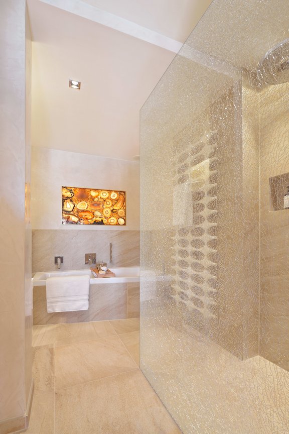 Badezimmer mit Walk-In-Dusche