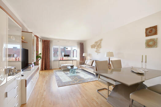 Sunny living/dining room